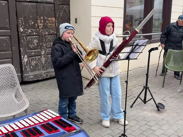 立陶宛第19屆「街頭音樂節」17日熱鬧開唱，首都維爾紐斯搖身一變成為一座大型露天音樂舞台。不論經驗、不分年齡與國籍的音樂家們走上街頭，為民眾帶來一整天的音樂饗宴。 中央社