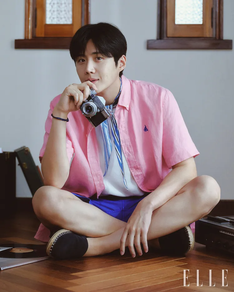 金宣虎輕鬆駕馭桃粉色襯衫。翻攝ellekorea IG