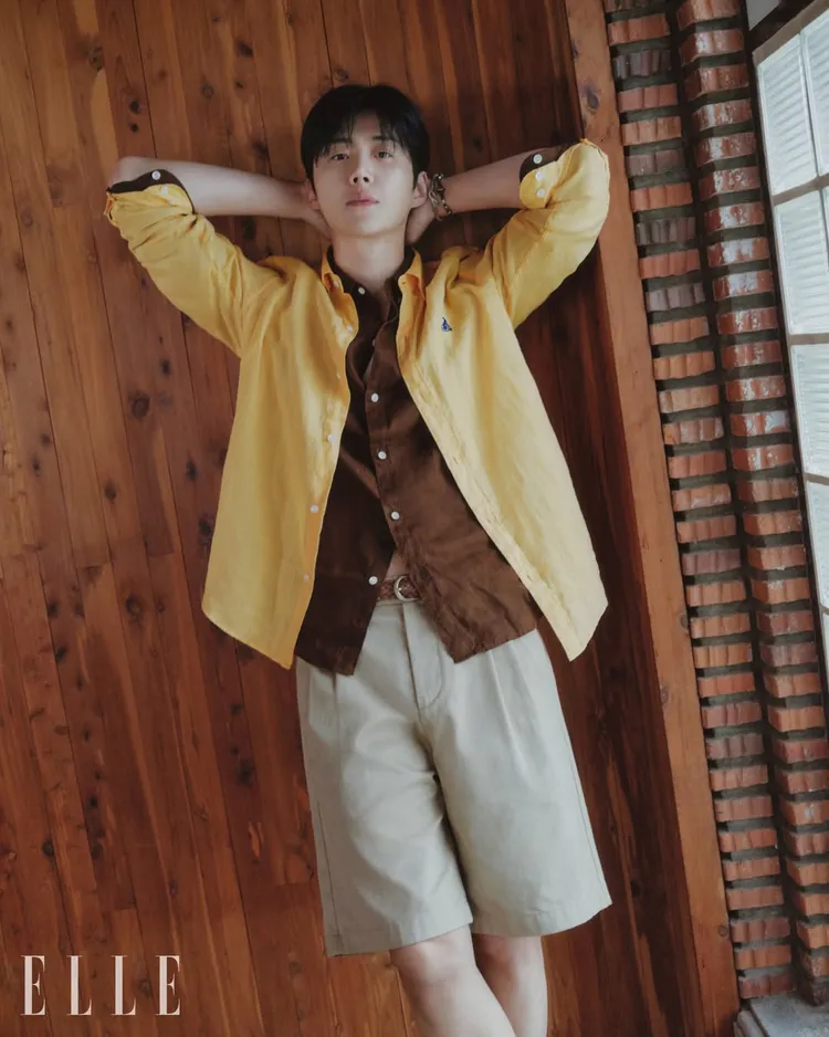 亮色系上衣也穿得很有型。翻攝ellekorea IG