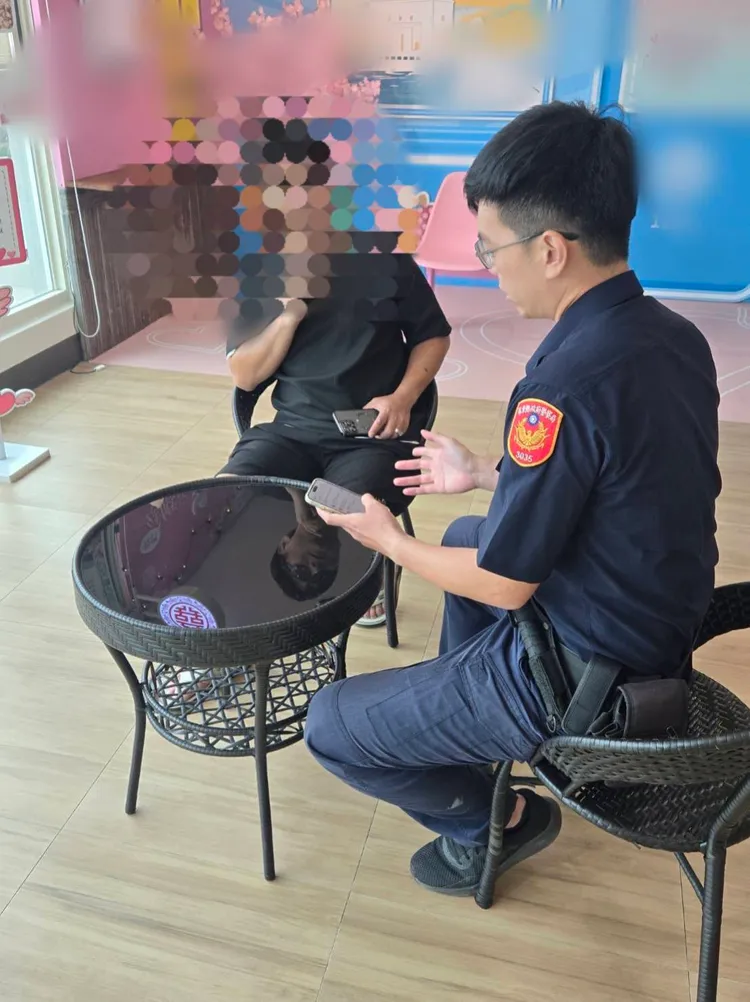 警方勸阻黃男勿信詐騙話術。翻攝畫面