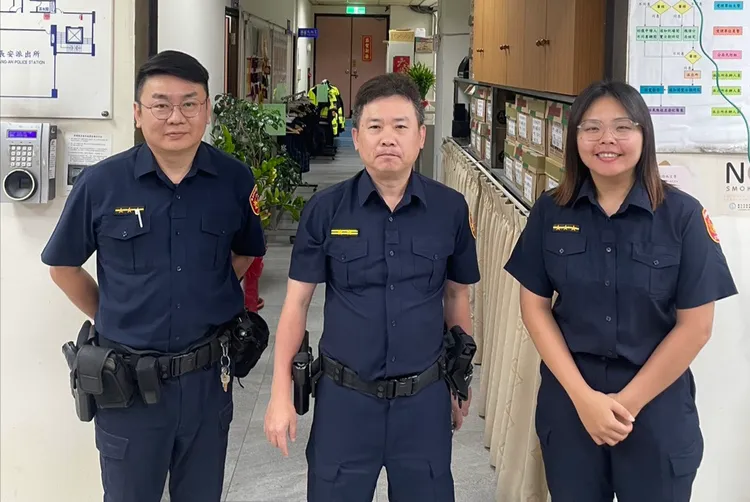 北投分局長安派出所所長鄭偉男率警員沈宛臻、游竣強到場後，苦口婆心勸阻。警方提供