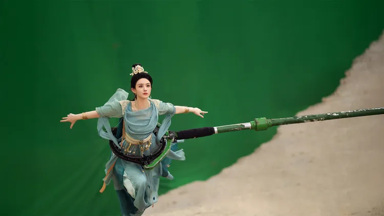 趙麗穎打戲用吊具成「空中小陀螺」。中天娛樂台提供