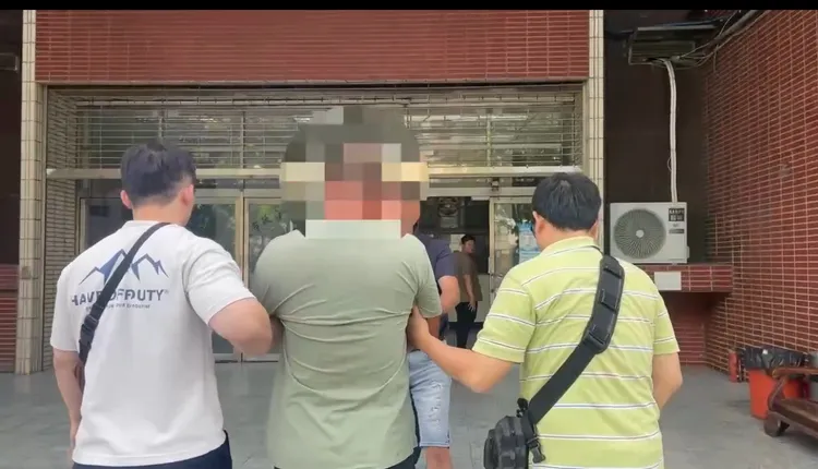警方今早將程男帶回楠梓警分局偵訊。民眾提供