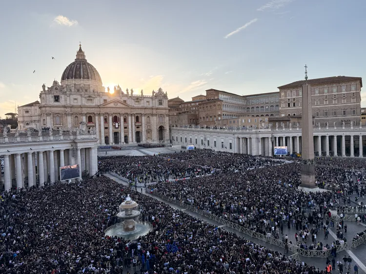 梵蒂岡聚集了超過4萬人等待新教宗的人選揭曉。路透