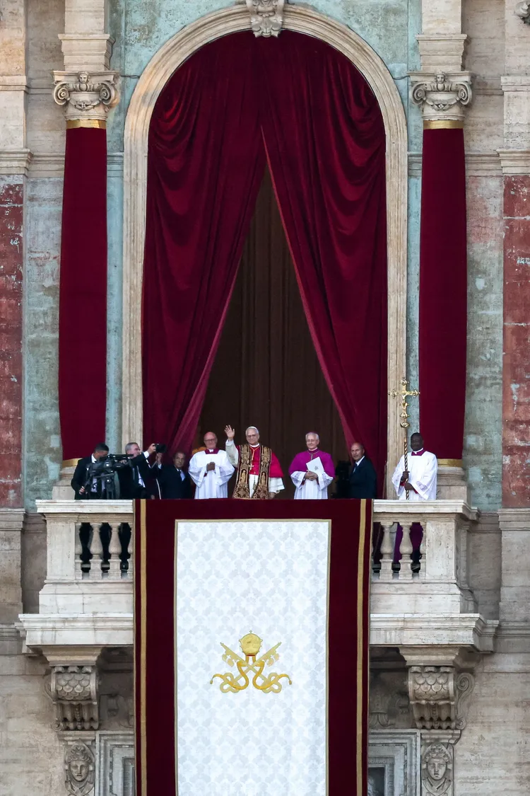 新教宗依照傳統在聖伯多祿大殿陽台上揭曉與現身。路透