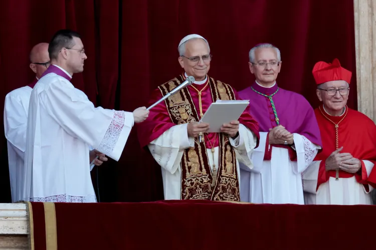 教宗雷奧十四世在聖伯多祿大殿的陽台上首度向信眾演說。路透