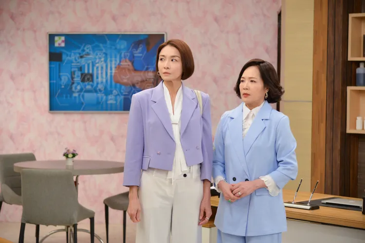 林秀玲（右）不惜下藥控制女兒江祖平。三立提供