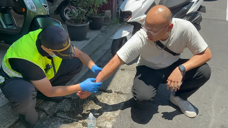 警方負傷。警方提供