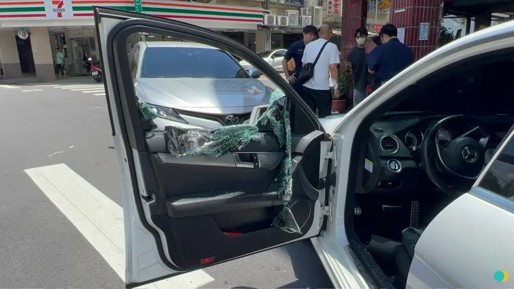 員警破窗逮人。警方提供