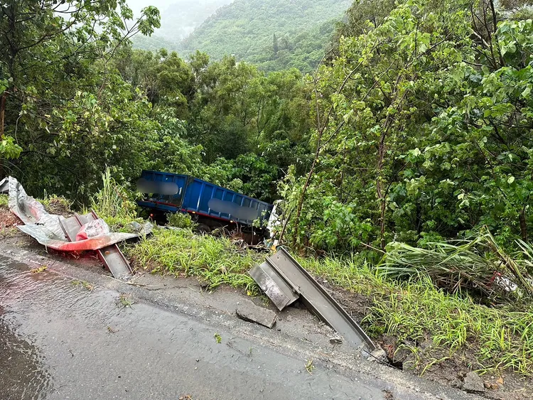 護欄被撞破。警方提供