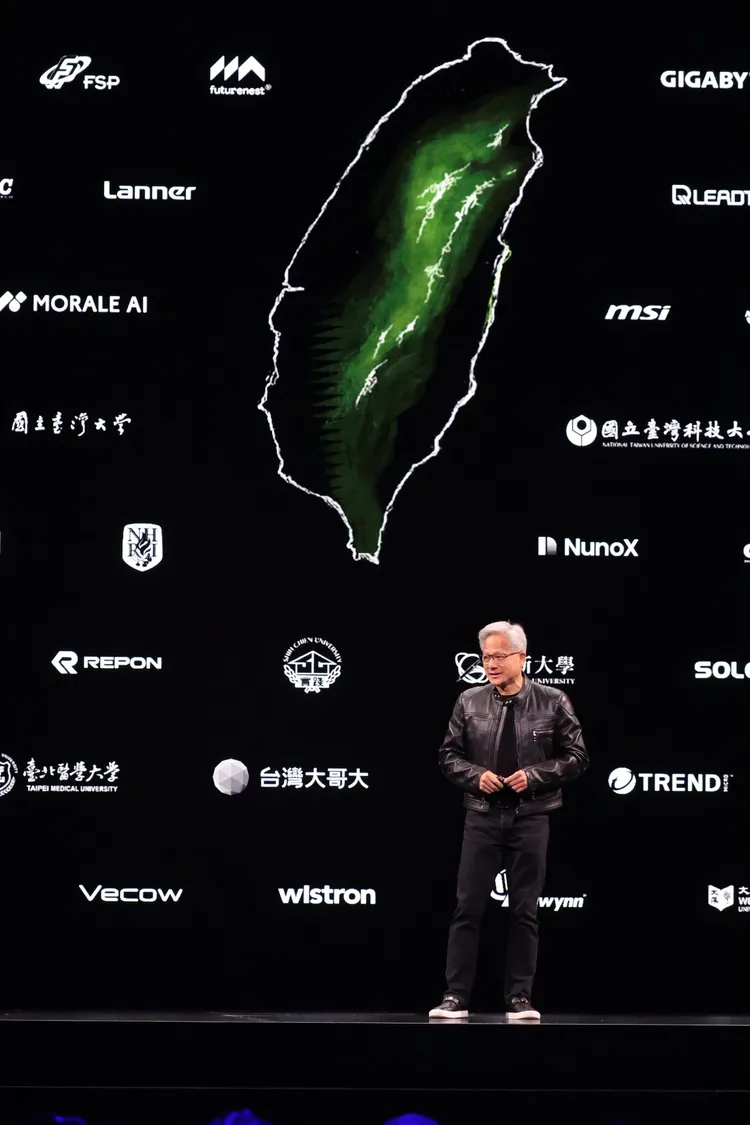黃仁勳在COMPUTEX秀出55家台廠為輝達供應鏈。莊宗達攝