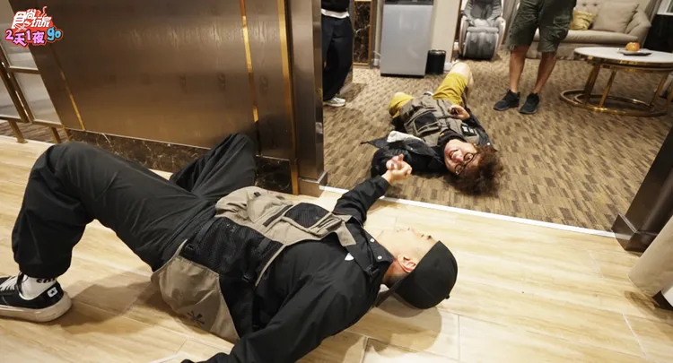 曾子余（左）和納豆為了闖關，在地板蠕動找尋線索。TVBS提供