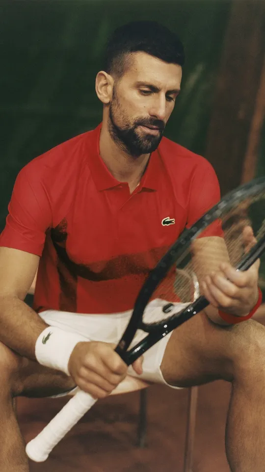 喬科維奇奪勝戰袍為LACOSTE與法網的聯名服飾。品牌提供