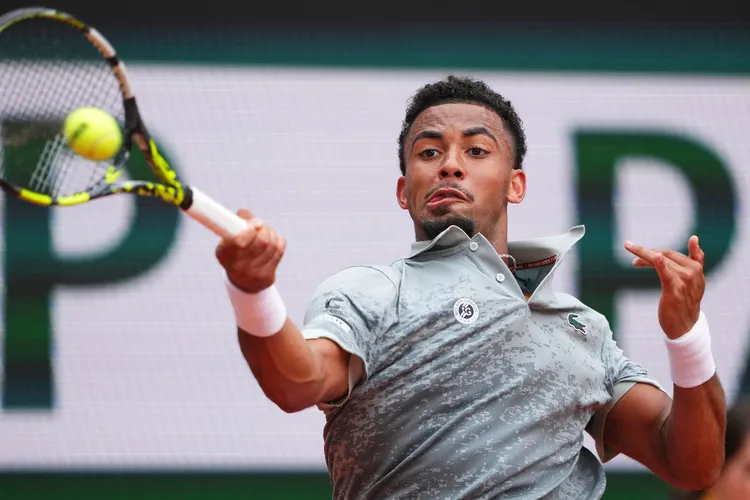 Arthur Fils穿著LACOSTE與法網的聯名服飾。美聯社