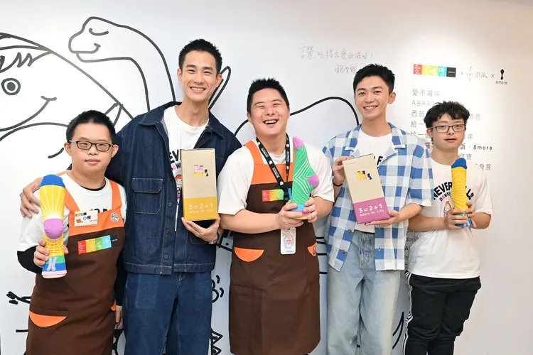 盧彥澤（左二）和陳玹宇（右二）擁抱唐寶寶。台視提供