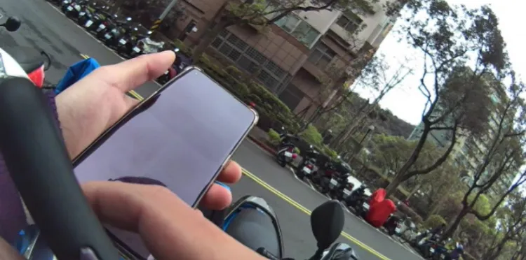 警方檢視並查扣前來取款車手手機內line詐騙對談紀錄。警方提供