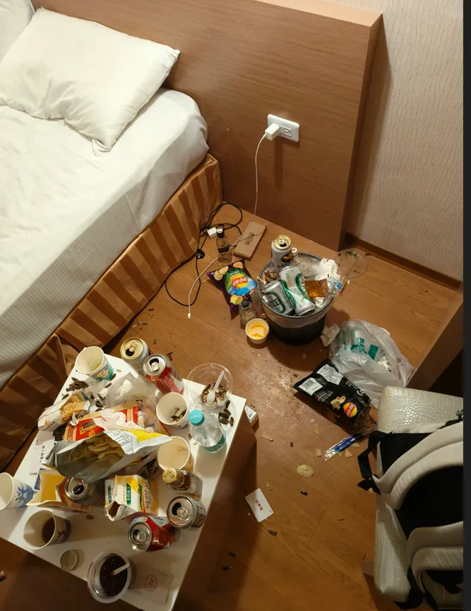 另一名網友也貼出聲稱中國遊客退房照片，但照片中有好幾瓶台灣啤酒，不確定是否為造假，或發生底點在台灣。