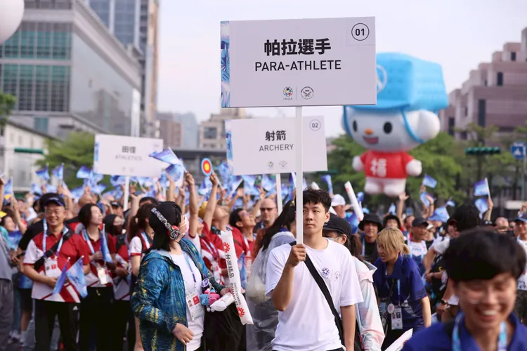 午後大雨一度影響活動，所幸在遊行開始前即轉為放晴，選手們迎著好天氣熱情出發。彭欣偉攝