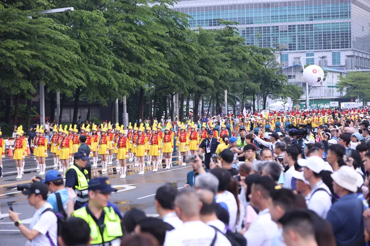 景美女中儀隊與樂隊率先登場，整齊劃一的隊形為遊行揭開序幕，氣勢十足。彭欣偉攝