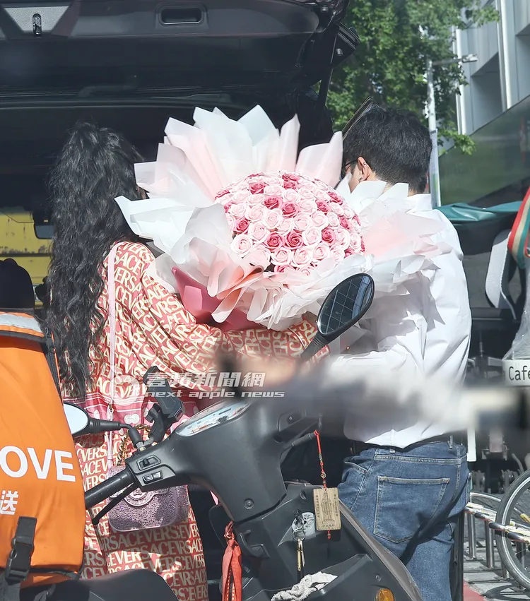 王思佳（左）及工作人員合力將花束放進保母車後車廂。特勤中心攝