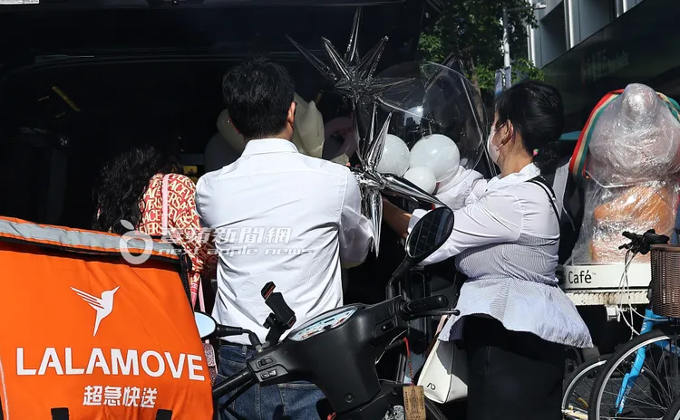 工作人員繼續將布置會場的造型氣球都放上王思佳的保母車。特勤中心攝