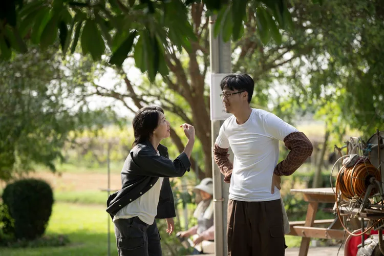 丁寧（左）母胎單身47年，一戀愛就遇怪咖劉書宏。華視提供