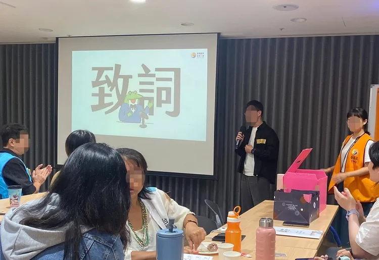 周姓呼吸治療師(黑外套、白衣站立者)因競選工會代表，竟竊取6名休假的醫護同仁帳密為自己投票；爾後又被發現駭進院內資料庫。翻攝自「台灣呼吸治療產業工會」臉書