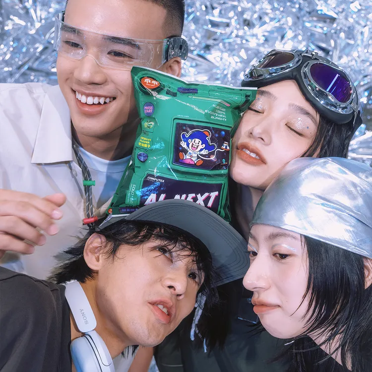 COMPUTEX 2025 × plain-me以臺灣科技業的經典符號「綠乖乖」出發，特別打造三方聯名限量 乖乖，將於COMPUTEX期間於活動展場發送。plain-me提供