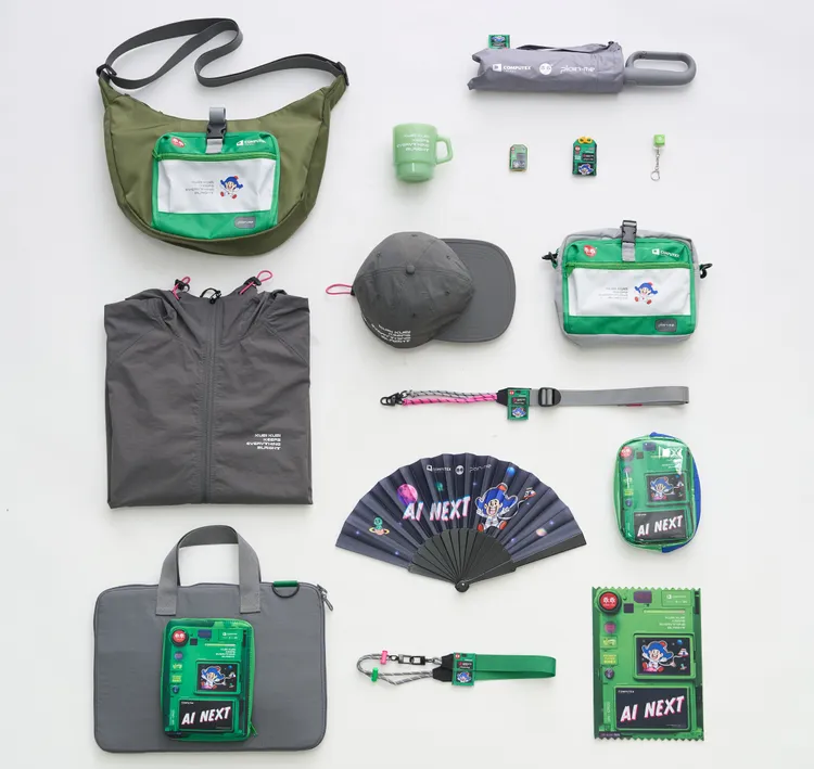 plain-me以今年COMPUTEX展會主題「AI Next」為背景，結合臺灣科技業的經典符號「綠乖 乖」出發，設計出一系列融合未來感與文化記憶的服飾與配件。plain-me提供