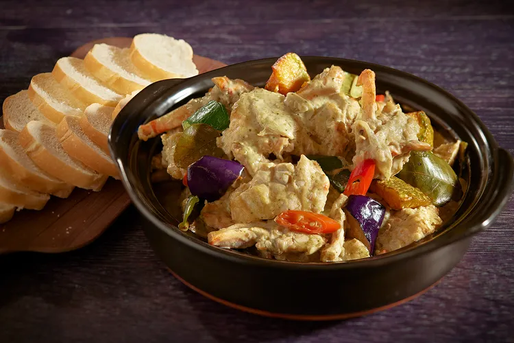 Brilliant鉑麗安全日餐廳泰國美食節推出的「綠咖哩蟹佐麵包片」以香濃綠咖哩燴煮蟹肉，濃郁辛香中透出海味鮮甜。JR東日本大飯店台北提供