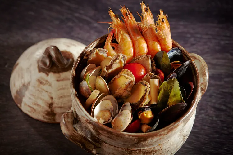 Brilliant鉑麗安全日餐廳泰國美食節推出的「冬蔭功海鮮湯」以香茅、檸檬葉、辣椒等熬煮出多層次酸辣風味。JR東日本大飯店台北提供