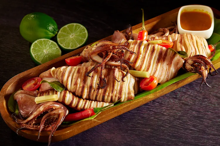 Brilliant鉑麗安全日餐廳泰國美食節推出的「鐵板現煎魷魚」香氣撲鼻，外酥內嫩，令人食指大動。JR東日本大飯店台北提供