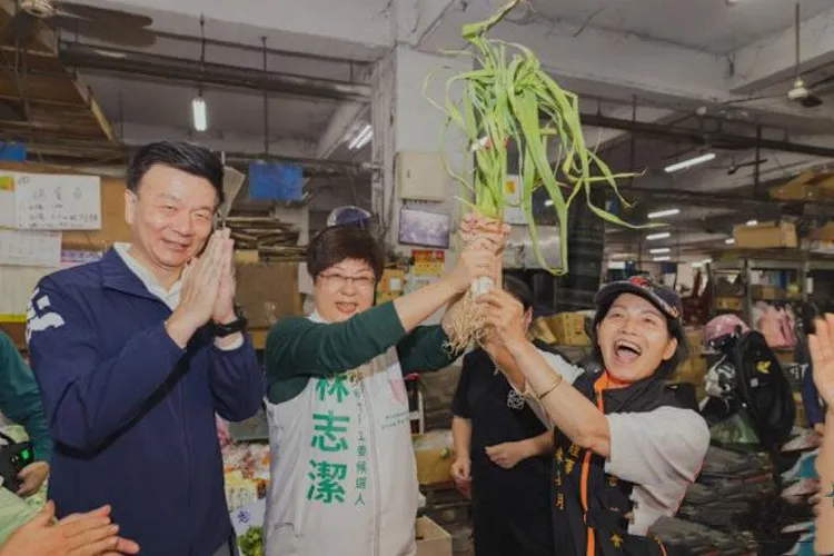 2023年11月12日，時任民進黨籍立法委員候選人，曾偕同民進黨籍議員前往果菜批發市場，進行競選宣傳活動。新竹市府提供