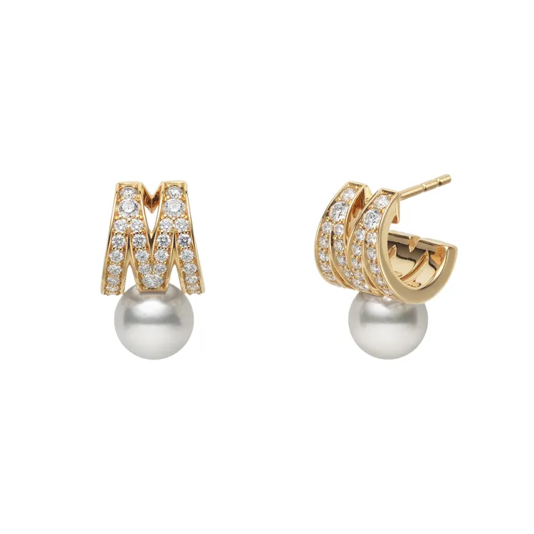 MIKIMOTO M Signature珍珠鑲鑽耳環，18K黃金鑲嵌鑽石各約0.28克拉，搭配日本Akoya珍珠（約7.50-
7.99mm），25萬3000元。品牌提供