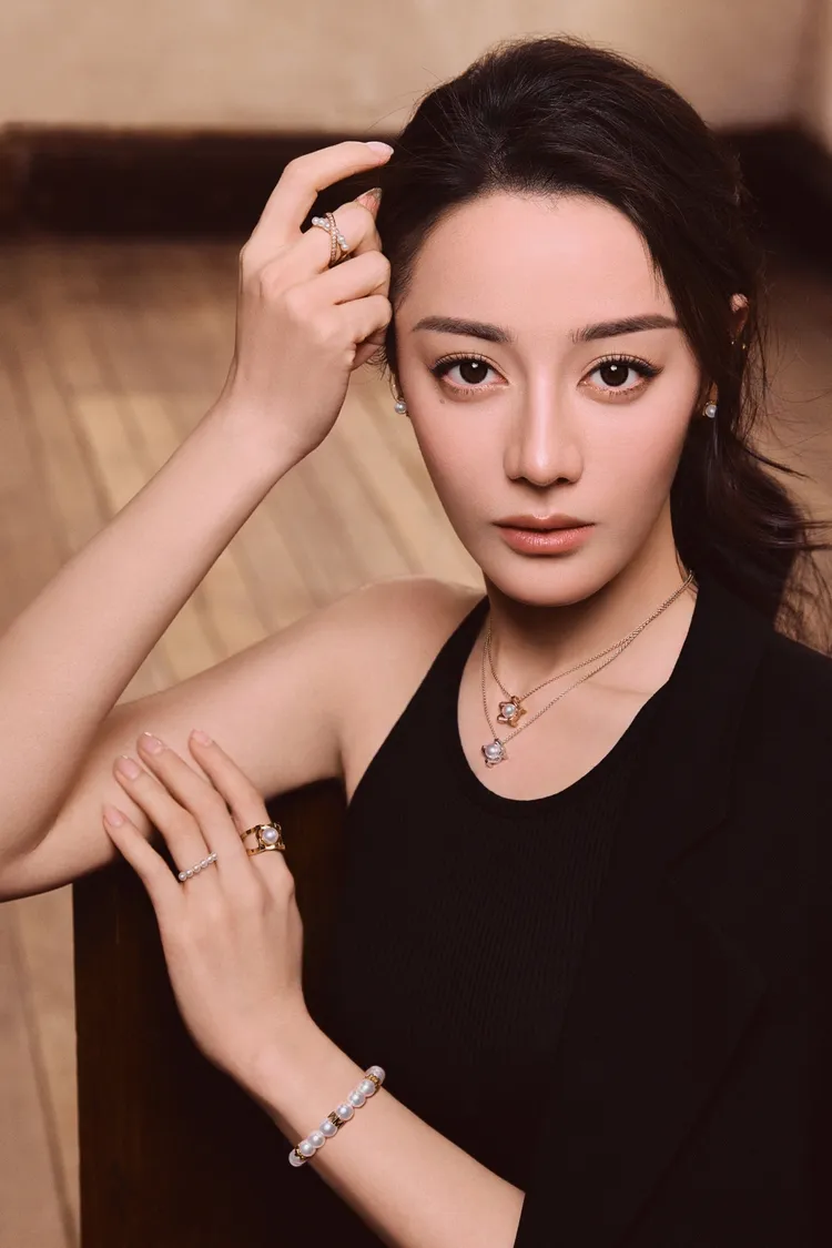 迪麗熱巴為MIKIMOTO拍攝的全新廣告。品牌提供