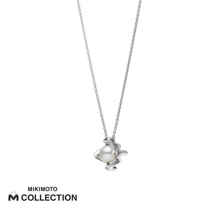 MIKIMOTO M Collection 18K白金墜鍊，18K白金，搭配日本Akoya珍珠（約7.50mm），7萬5000元。品牌提供