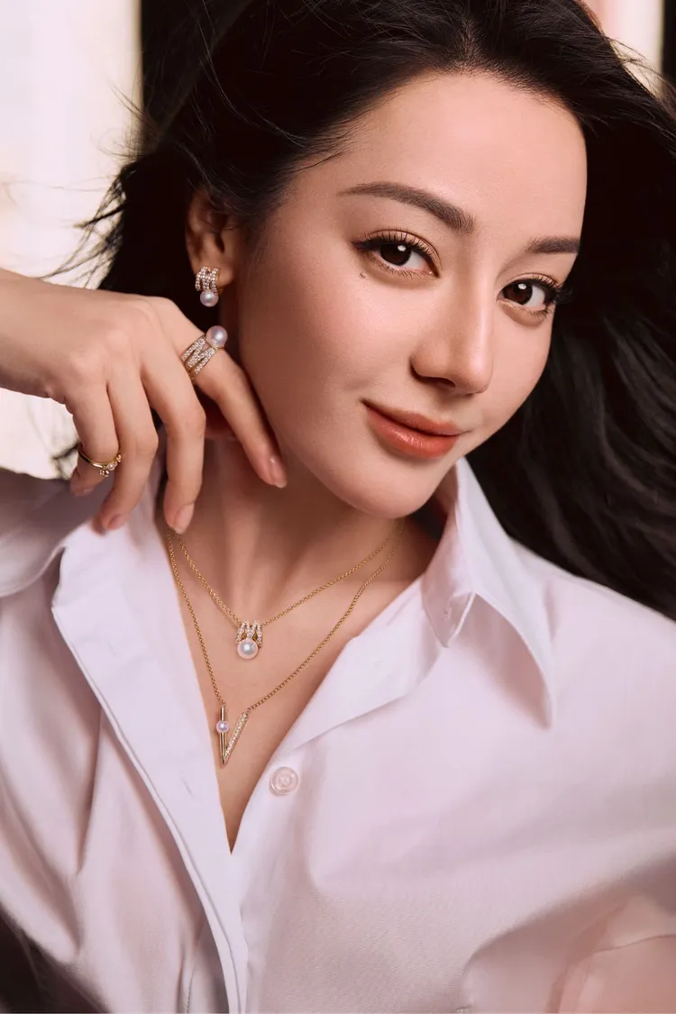 迪麗熱巴為MIKIMOTO拍攝的全新廣告。品牌提供