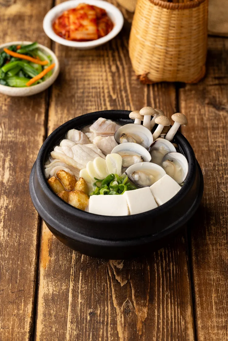 北村豆腐家蒜頭蛤蜊雞嫩豆腐煲358元。業者提供