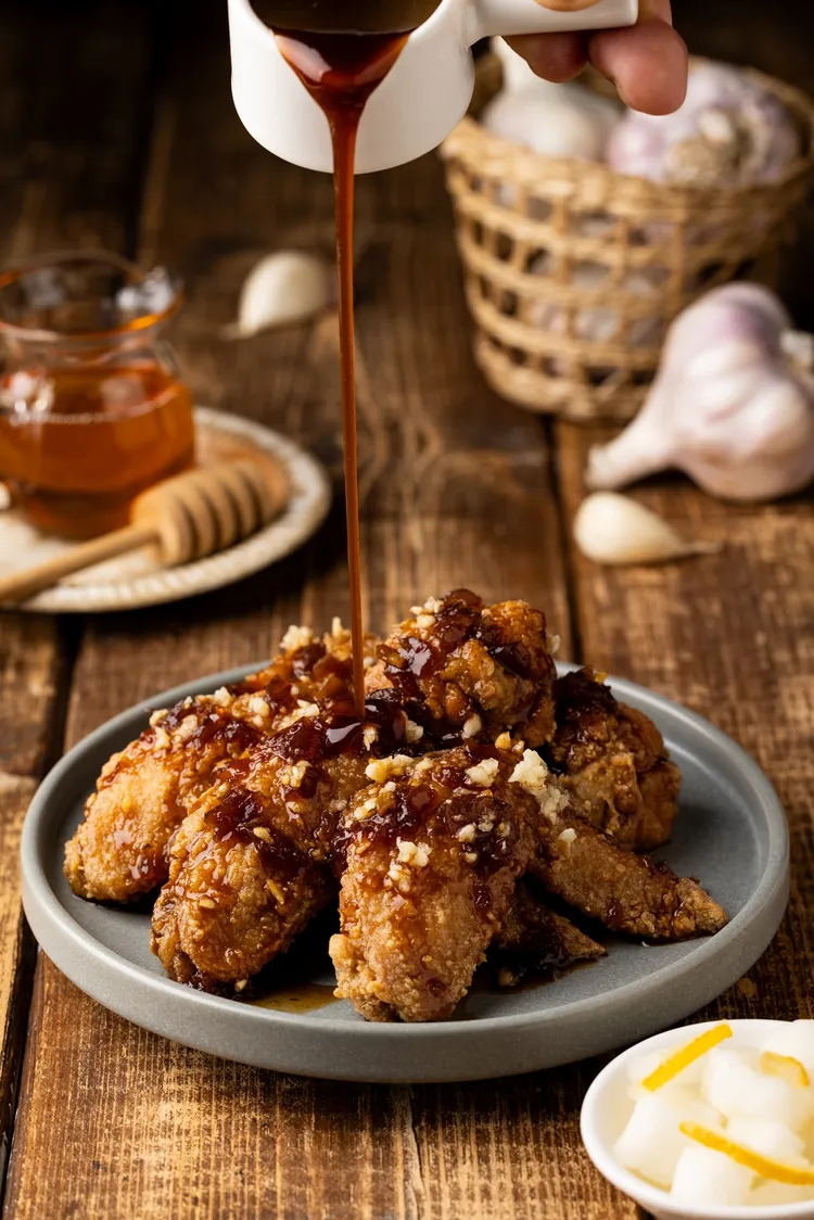 北村豆腐家蜂蜜蒜味明洞韓式炸雞238元。業者提供