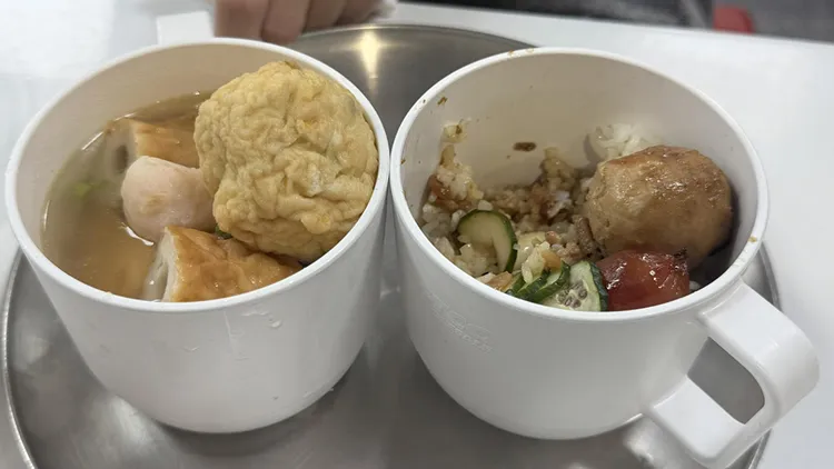 有會員在好市多熟食區用餐，覺得滷肉飯和日式關東煮超級不划算。翻攝自「Costco好市多商品經驗老實說」臉書