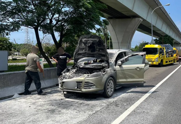 故障車引擎室燒毀。國道警方提供