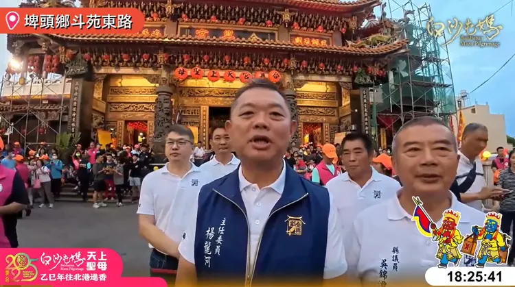 埤頭合興宮主委恭迎白沙屯媽祖時一度開心受訪，沒想到鑾轎在距離200公尺處轉向。翻攝白沙屯媽祖直播