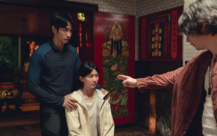 袁澧林宮廟收驚戲搖到缺氧，劉以豪一旁暖身陪伴。威視提供