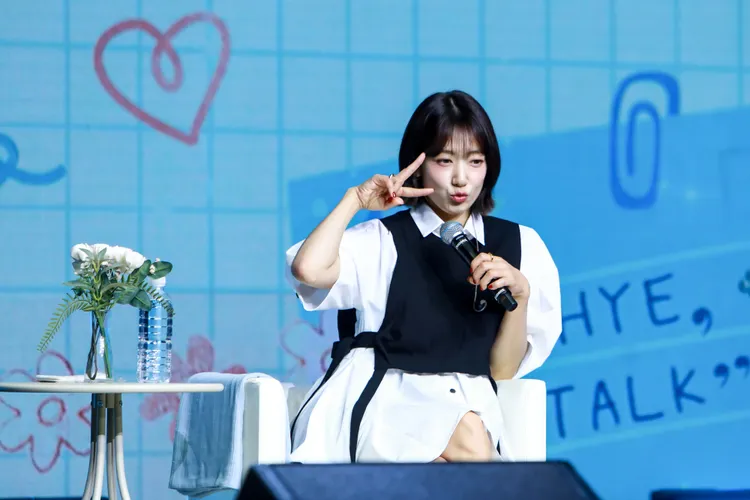 朴信惠俏皮噘嘴比YA。D-SHOW提供