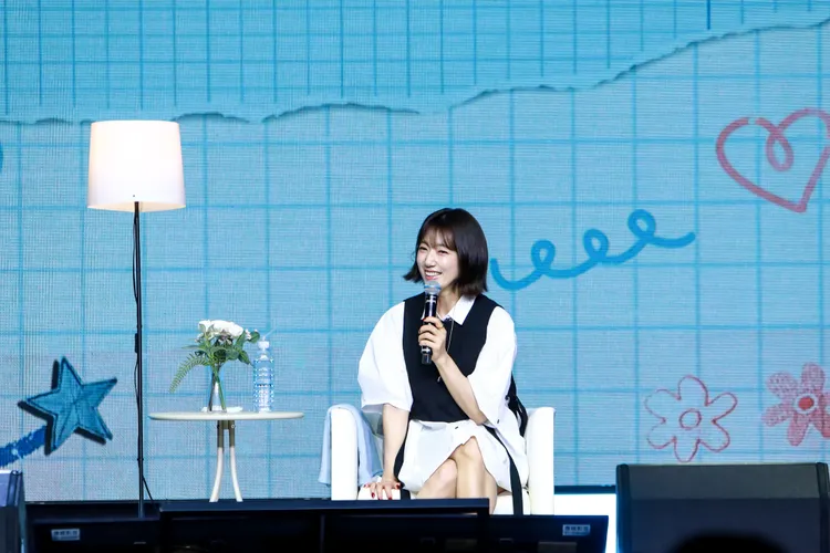 朴信惠分享《來自地獄的法官》拍攝花絮。D-SHOW提供