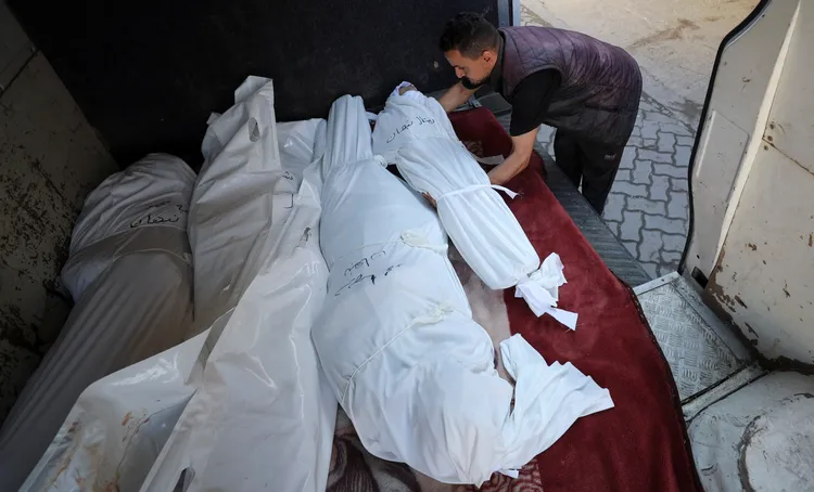 巴勒斯坦民眾整理一家大小的屍體。路透社