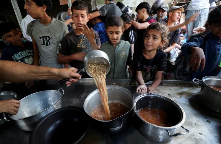 被困在加薩走廊的巴勒斯坦孩童苦等救援，境況堪憐。路透社