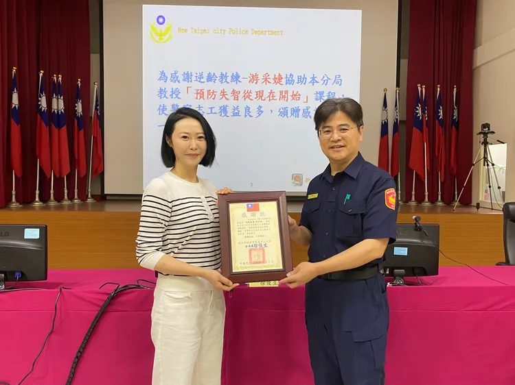 警方邀請逆齡教練帶領志工防失智運動。警方提供