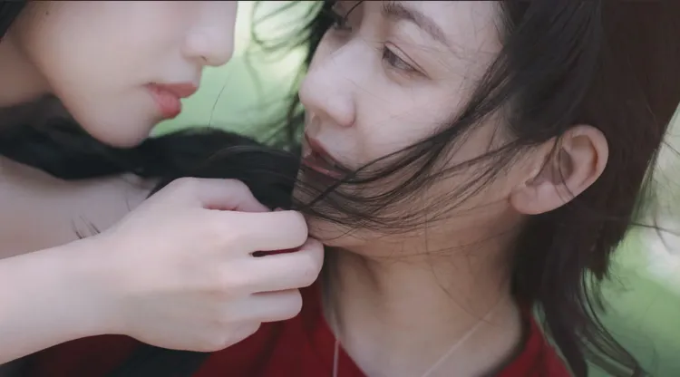林逸欣在MV有中有耳鬢廝磨戲碼。欣宇宙音樂提供