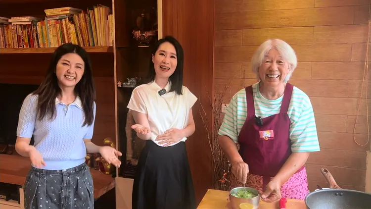 高文音（中）探望小CALL婆婆（右），首次公開油蔥醬獨家配方。年代提供